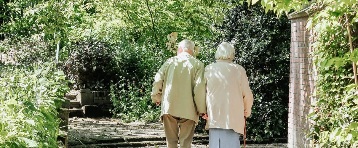 Landing-page-couple-walking